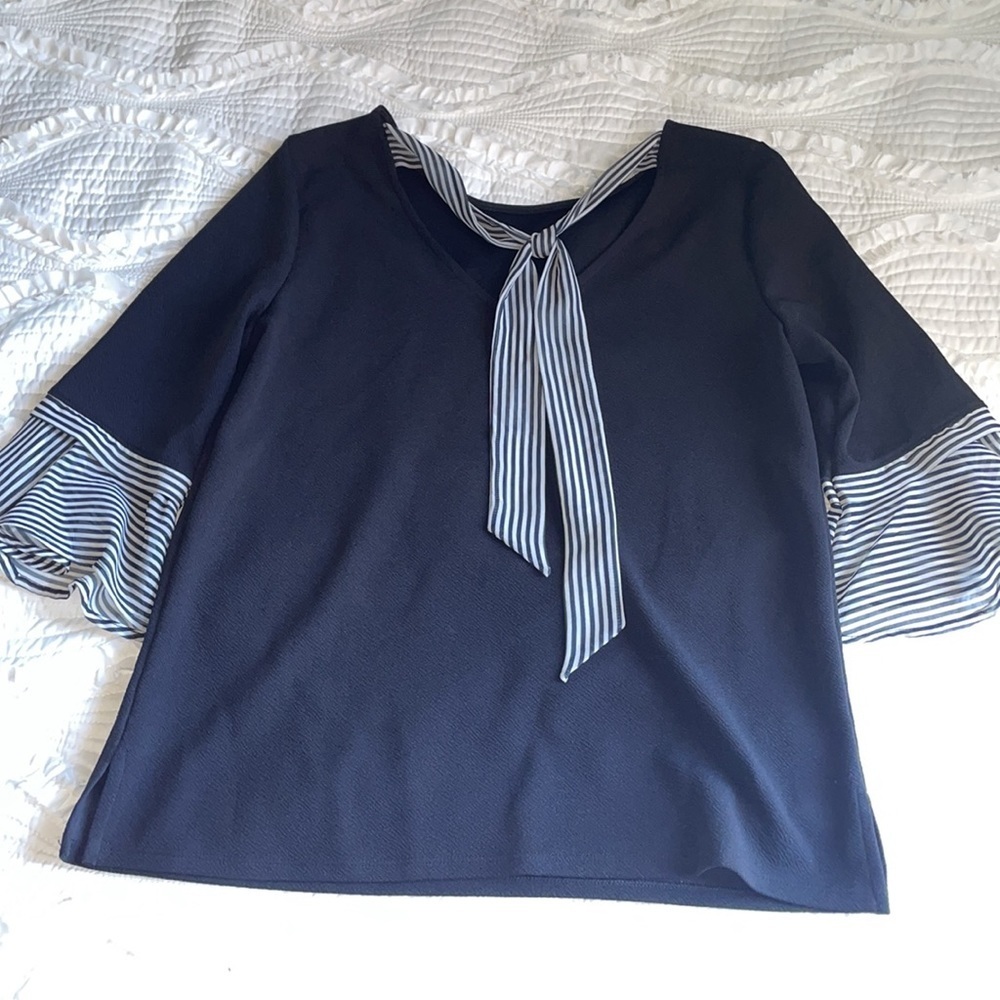Chicos — black & white tie top with flowy sleeves
